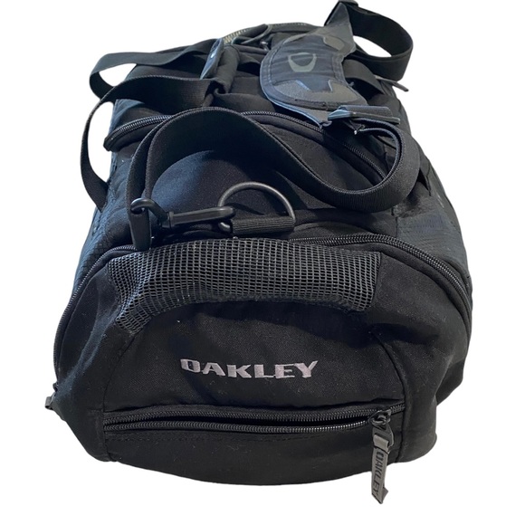 Rare Vintage 2005 Oakley Men's Gym to Street Duffel Bag Black Travel Carry On - Picture 4 of 7